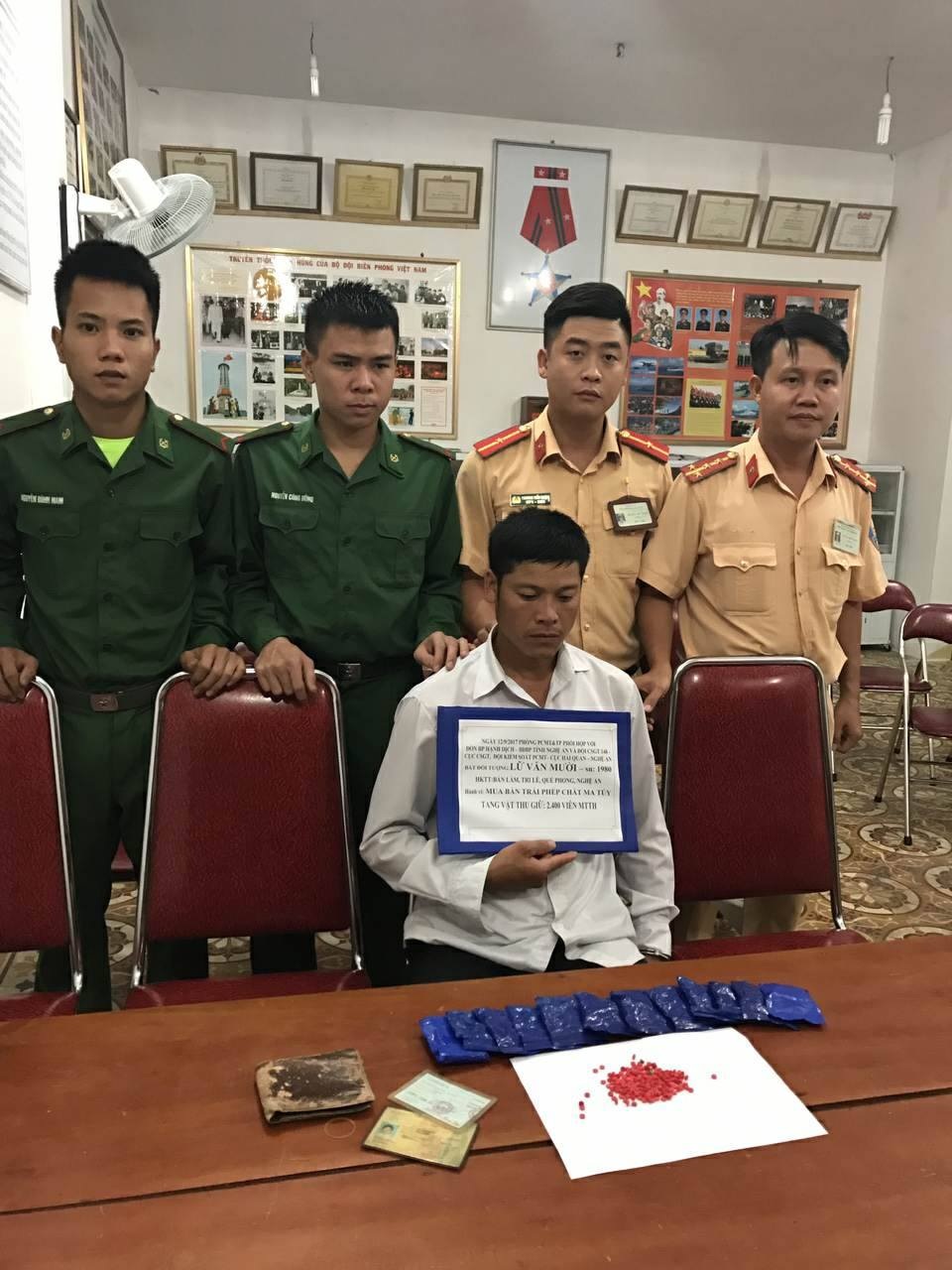 CSGT bắt đối tượng vận chuyển gần 2500 viên ma túy nén - 1 Đối tượng Lữ Văn Mười tại cơ quan chức năng.