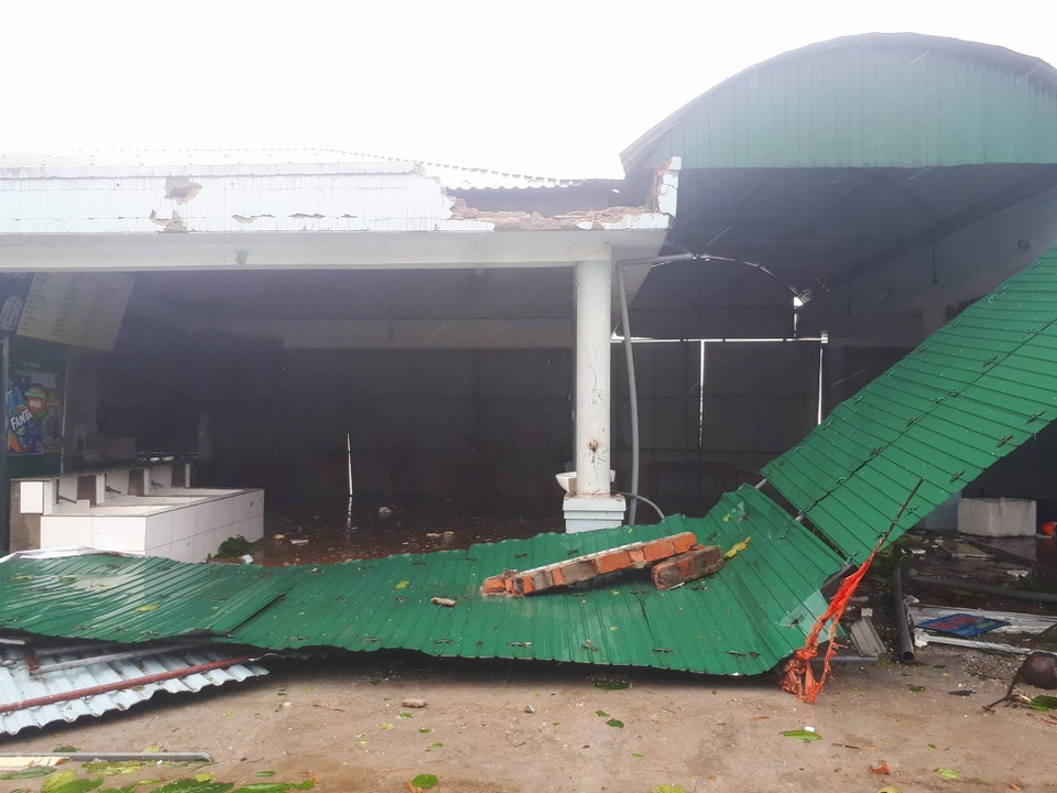 Bão quần thảo dồn dập, tơi tả Hà Tĩnh - 4 Bão quần thảo dồn dập, tơi tả Hà Tĩnh - 4