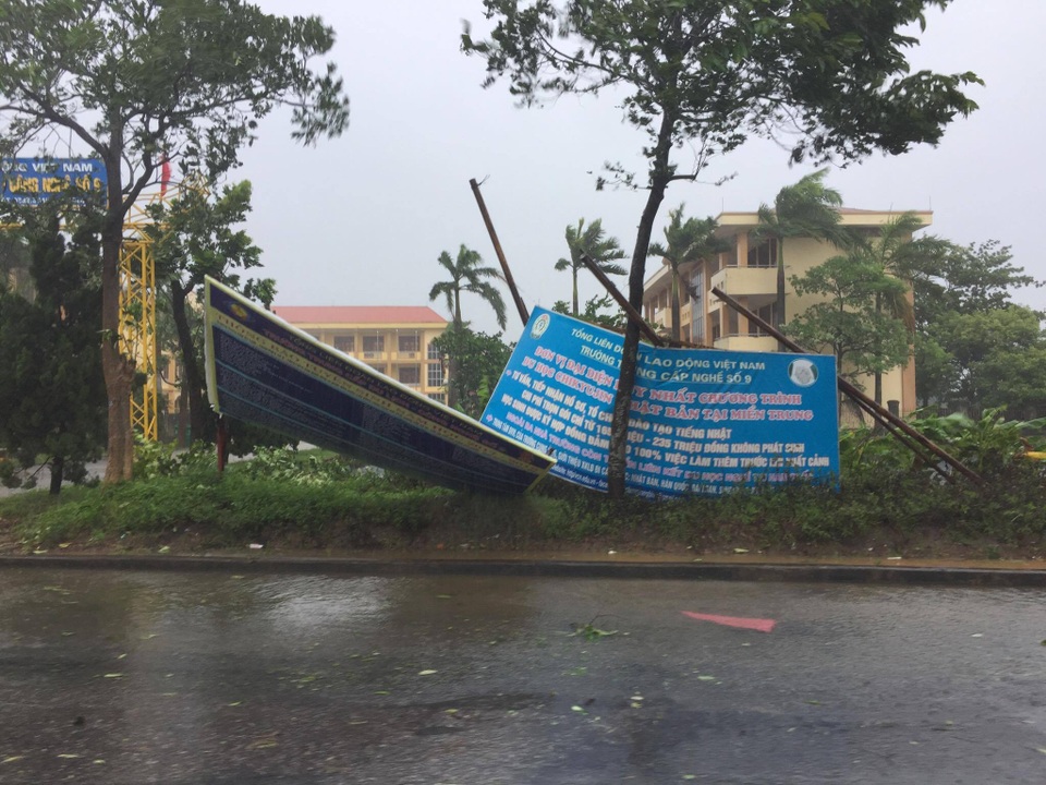 Bắc miền Trung mưa trắng trời, gió giật dữ dội trong bão - 16
(Ảnh: Đặng Tài)