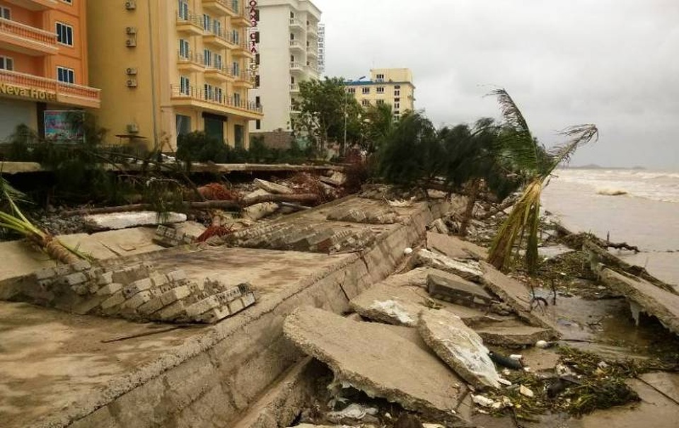 Đầu tư 100 tỷ đồng làm kè biển sau bão số 10 - 2 Đầu tư 100 tỷ đồng làm kè biển sau bão số 10 - 2