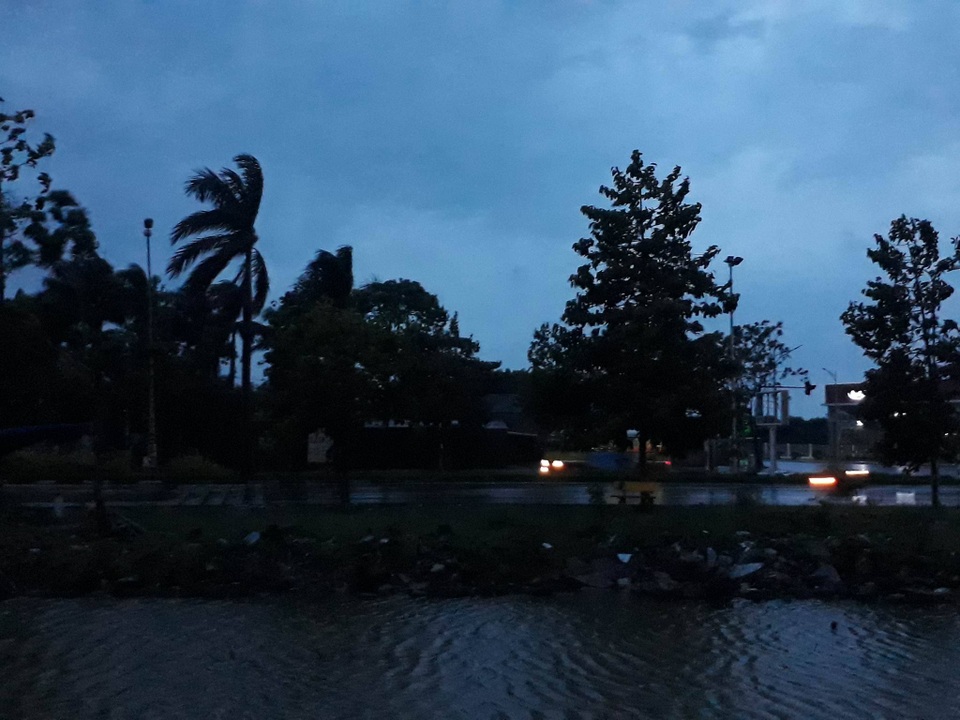 Bắc miền Trung mưa trắng trời, gió giật dữ dội trong bão - 31
Nghệ An sức gió và mưa đều nhẹ hơn. (Ảnh: Hoàng Lam)