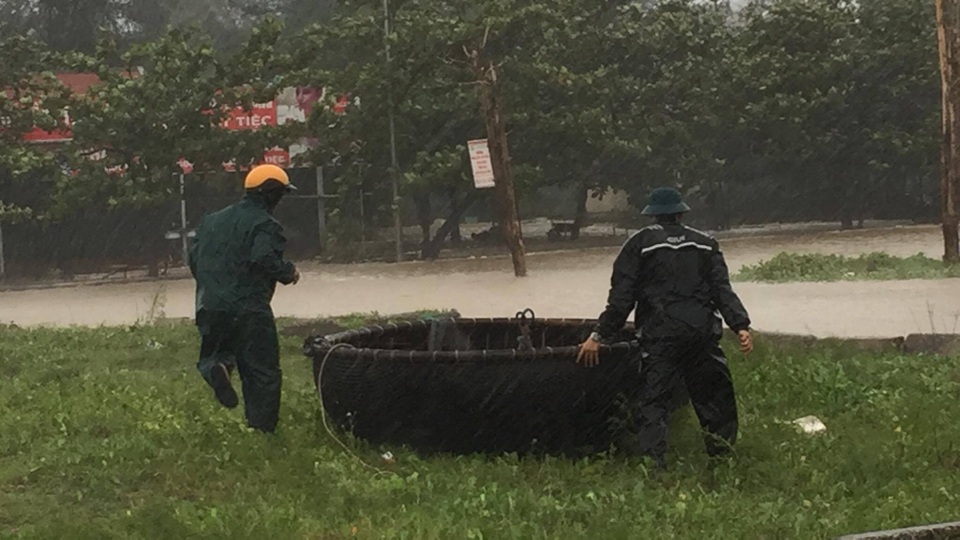 Bắc miền Trung mưa trắng trời, gió giật dữ dội trong bão - 12
Người dân Cửa Lò - Nghệ An cố gắng đưa thuyền thúng vào sâu trong bờ (Ảnh: Nguyễn Duy)