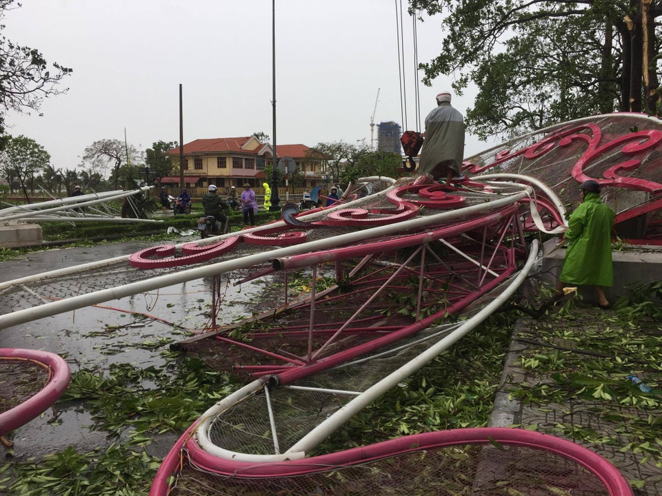 Những hình ảnh tan hoang nơi “siêu bão” quét qua - 4 Những hình ảnh tan hoang nơi “siêu bão” quét qua - 4