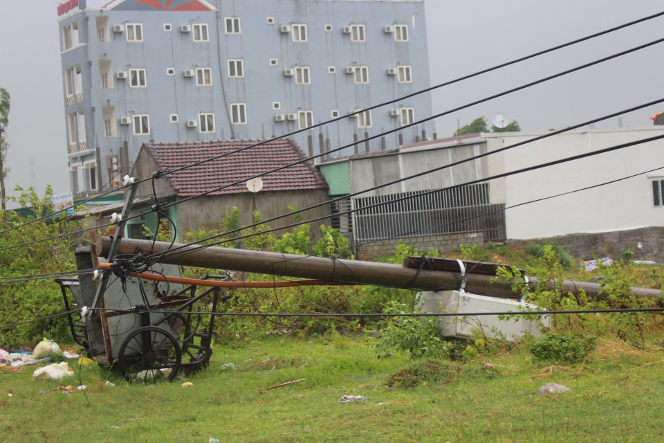 Bắc miền Trung mưa trắng trời, gió giật dữ dội trong bão - 13
Những thiệt hại do bão ở Kỳ Anh (Hà Tĩnh) (Ảnh: Xuân Sinh)