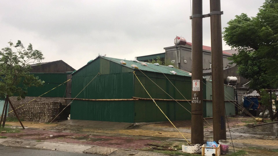 Bắc miền Trung mưa trắng trời, gió giật dữ dội trong bão - 24
Một ngôi nhà được trang bị khá kỹ trước bão ở Cửa Lò (Ảnh: Nguyễn Duy)