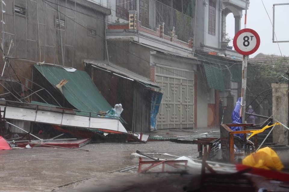 Những hình ảnh tan hoang nơi “siêu bão” quét qua - 16 Những hình ảnh tan hoang nơi “siêu bão” quét qua - 16