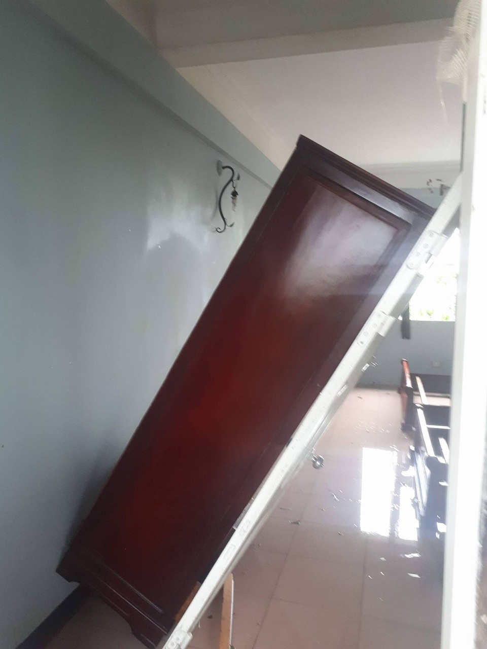 Bão quần thảo dồn dập, tơi tả Hà Tĩnh - 11
Khách sạn Sông La là công trình khá kiên cố nhưng cũng bị ảnh hưởng nặng nề.
