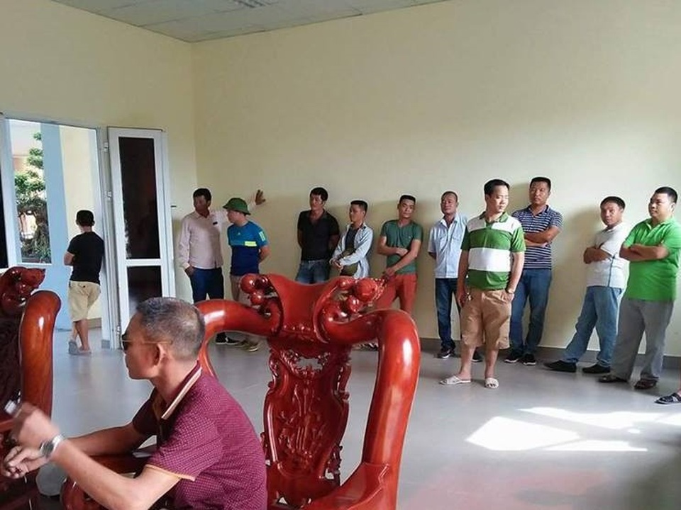 Dân tập trung tại trạm BOT Đại Dương đề nghị được miễn giảm phí - 2 Người dân chỉ ra bất cập và đề nghị được miễn, giảm phí qua trạm (ảnh CTV)