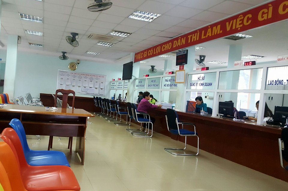 Chủ tịch huyện phải kiểm điểm vì… không xin lỗi dân - 1 Người dân tới UBND TP. Buôn Ma Thuột giải quyết thủ tục hành chính