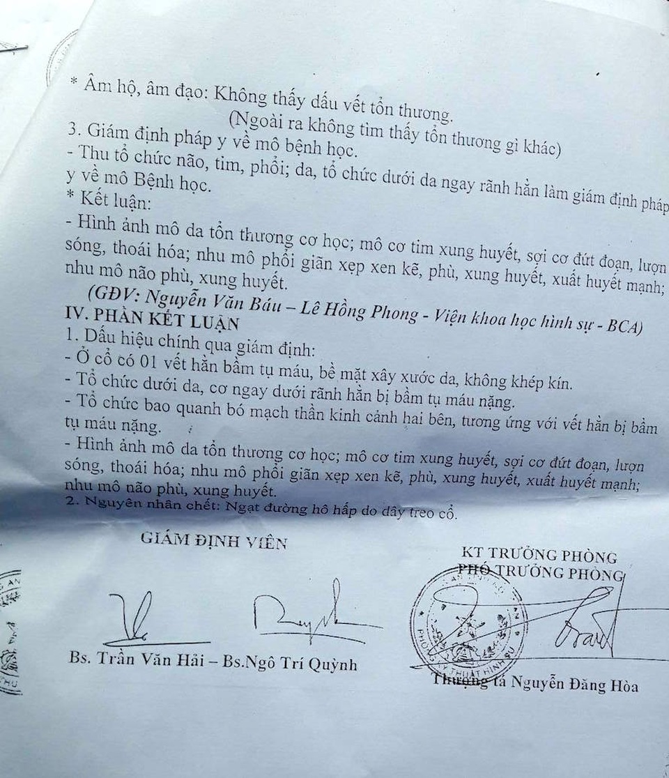 Đề nghị làm rõ uẩn khúc cái chết của cô giáo treo cổ trong phòng ngủ - 6 Kết luận ban đầu của cơ quan điều tra nói nguyên nhân chết là do dây treo cổ? Tuy nhiên, gia đình nạn nhân cho rằng, có thể chị Bình bị đánh đập rồi tạo hiện trường giả.