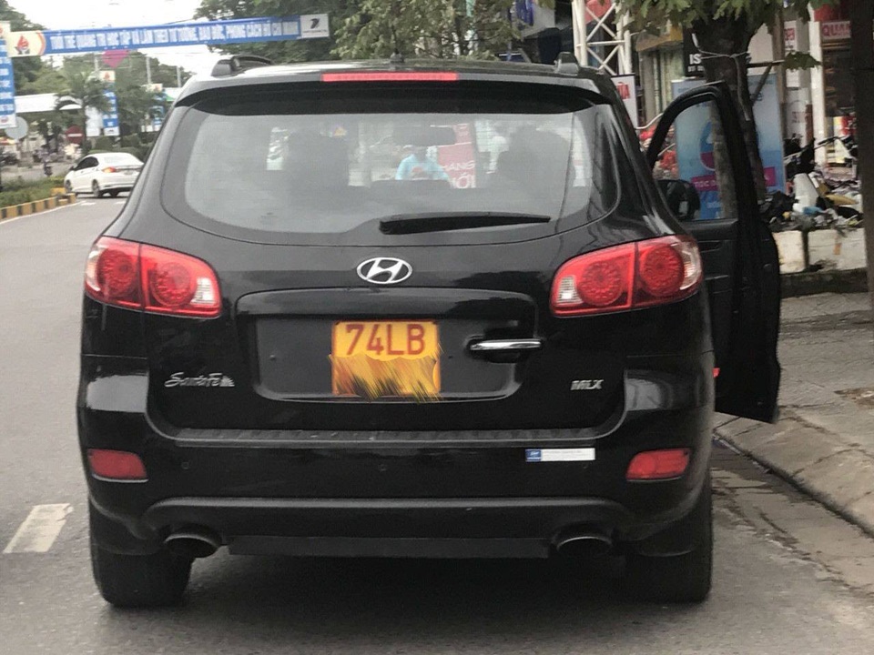 Quảng Trị: Chủ xe biển vàng “đau đầu” vì không còn hưởng thuế suất ưu đãi - 1 Hàng trăm xe biển vàng tại Lao Bảo, Quảng Trị buộc phải chuyển sang biển trắng