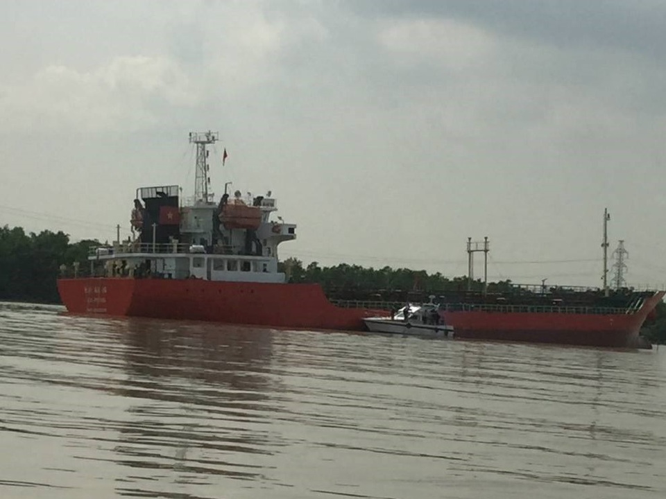 Nổ buồng bơm tàu chở xăng, 3 người thương tích - 1 Trong khi đang bơm xăng bàn giao, khu vực buồng bơm của tàu bỗng nhiên phát nổ khiến 3 người bị thương (ảnh CTV)