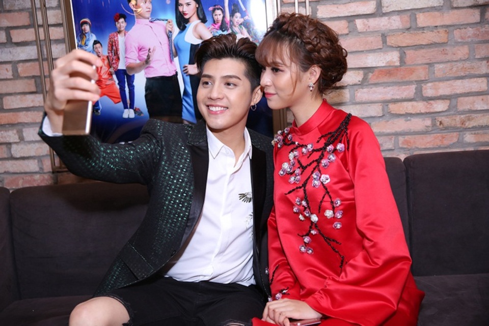 NSND Ngọc Giàu: “Tôi thương bé Noo như con trai của mình vậy!” - 4 Noo Phước Thịnh thân thiết Quán quân The Face Vietnam 2016 - Phí Phương Anh. Nam ca sĩ coi cô như em gái ruột ngoài đời.