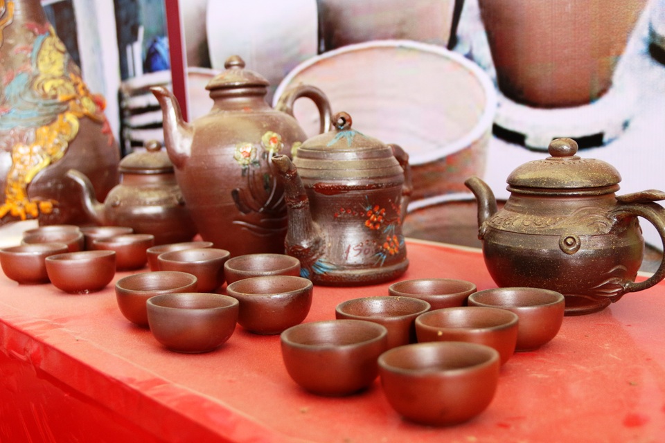 Ninh Bình: Làng gốm đỏ lửa phục vụ Tết Nguyên Đán Đinh Dậu - 19 Sản phẩm gốm Gia Thủy sau khi ra lò có độ bóng, đẹp, chất gốm bền. Hiện gốm Gia Thủy đã có mắt ở nhiều nơi trong cả nước và được nhiều người ưa chuộng.