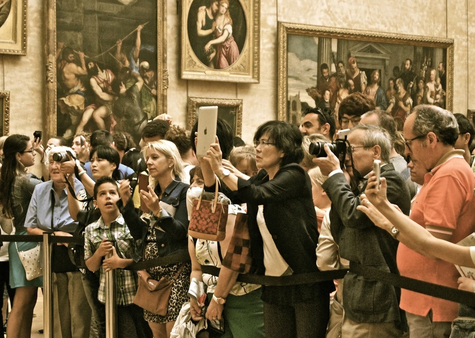 Du khách luôn tập trung rất đông trước bức họa nàng Mona Lisa của Leonardo da Vinci.