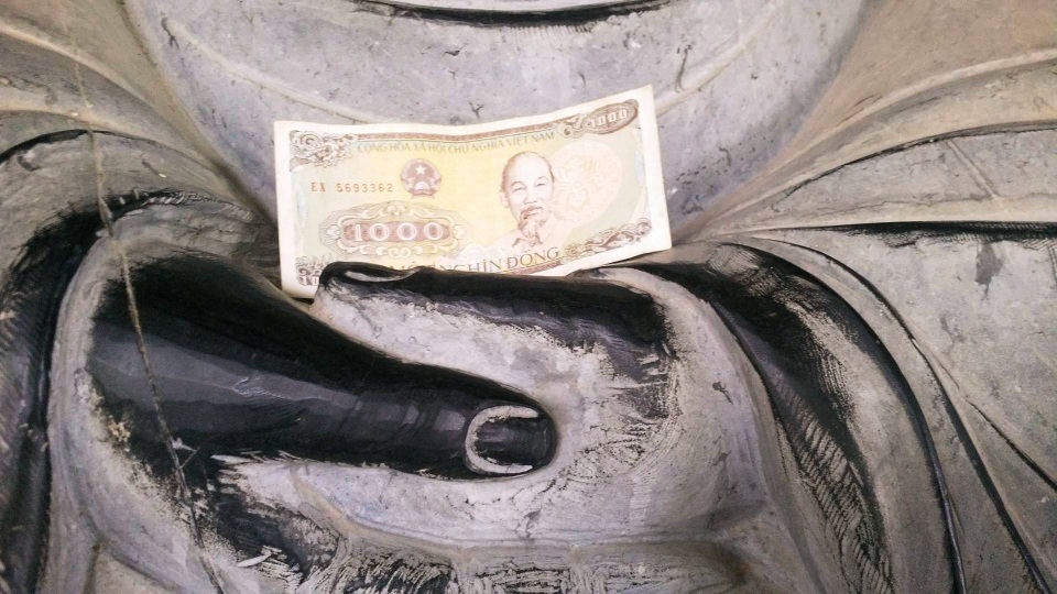 
Tình trạng tiền lẻ bị du khách ném vào tượng phật vẫn chưa được dẹp bỏ nên không khó nhận ra những hình ảnh này tại các pho tượng trong chùa Bái Đính.
