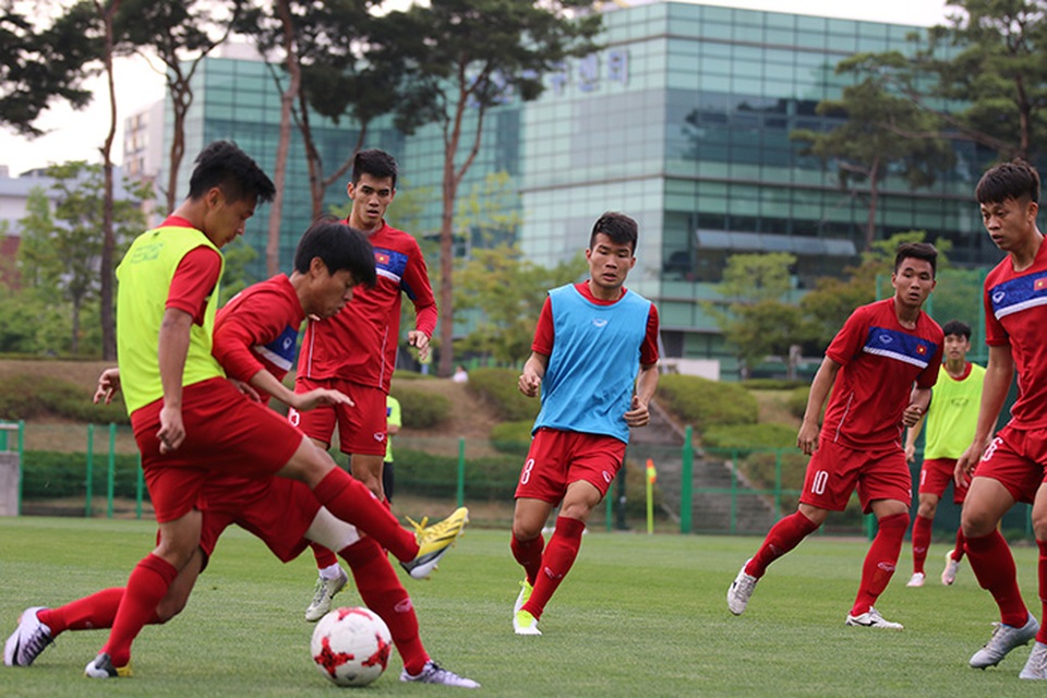 U20 Việt Nam hào hứng luyện công chờ đấu U20 Pháp - 2
Các tuyển thủ U20 Việt Nam tranh bóng với nhau trên sân tập