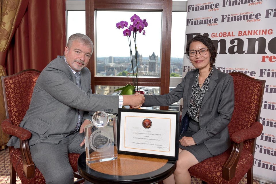 
PTGĐ Phạm Thị Hiền nhận giải thưởng
