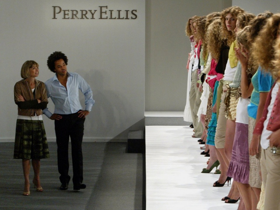 Bà Wintour vốn sinh ra tại Anh, bà chuyển tới sống ở New York (Mỹ) khi mới ở tuổi ngoài 20. Sau khi thử sức với công việc tại một số tờ tạp chí thời trang danh tiếng như Harpers & Queen, Harpers Bazaar, Viva, bà Wintour bắt đầu đảm nhận nhiệm vụ lèo lái con tàu - tạp chí thời trang Vogue - kể từ năm 1988.