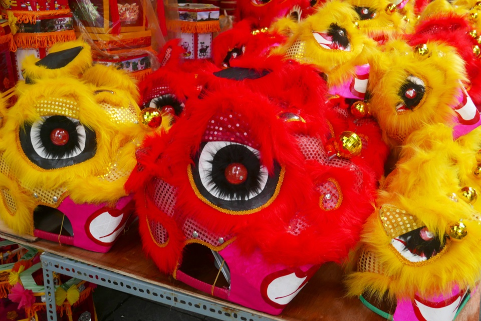Đồ chơi Trung thu "made in Việt Nam" lên ngôi ở phố Hàng Mã - 13
cho đến đầu lân, mặt nạ... vẫn là những món đồ chơi ưa thích của trẻ nhỏ. Nhờ việc sản xuất thủ công với số lượng lớn, những loại đồ chơi này có giá thành ngày càng giảm, chỉ khoảng từ vài chục đến hơn 100 nghìn một món.