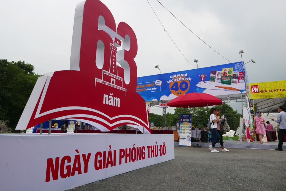 Hàng nghìn người dự hội sách dưới cơn mưa lớn - 2
Hội sách cũng là một trong cách hoạt động kỷ niệm 63 năm ngày Giải phóng Thủ đô.