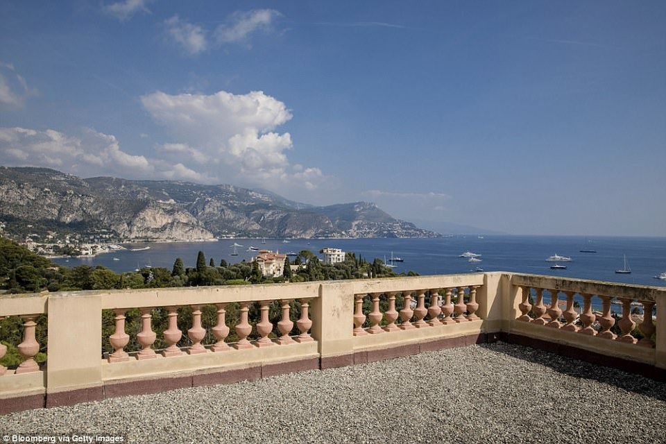 Những du thuyền siêu sang thường đậu ngoài bờ biển Địa Trung Hải, nơi đây vốn là điểm đến nghỉ dưỡng của giới nhà giàu trên khắp thế giới.