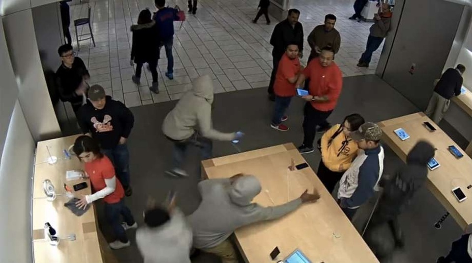 Chưa kịp bày bán, Apple Store ở Mỹ đã bị trộm hơn 300 chiếc iPhone X - 2 Ảnh trong vụ cướp táo tợn xảy ra tại Apple Store ở Stoneridge Mall trong năm 2016.
