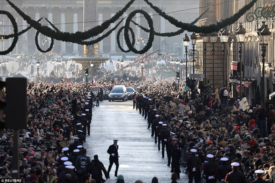 Xe tang tiến về phía nhà thờ Madeleine.