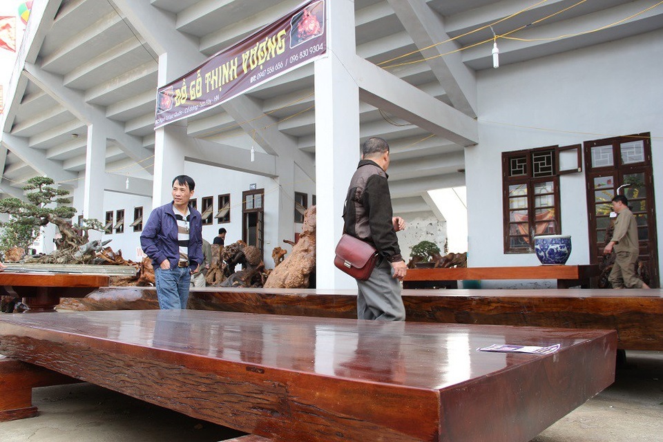 Sập gỗ được người thợ đánh bóng và mài rũa kỳ công, một số vẫn được giữ nguyên hình dáng như trong tự nhiên.