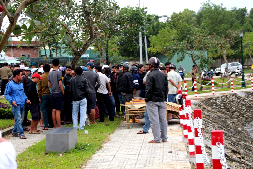 Nhiều người dân hiếu kì đứng xem vụ việc