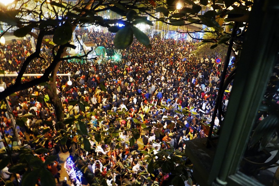 Biển người ở phố đi bộ hồ Gươm đón Giáng sinh - 7
Biển người nhìn từ cửa sổ một ngôi nhà gần Nhà thờ Lớn. Lượng người đổ về đây càng lúc càng đông.