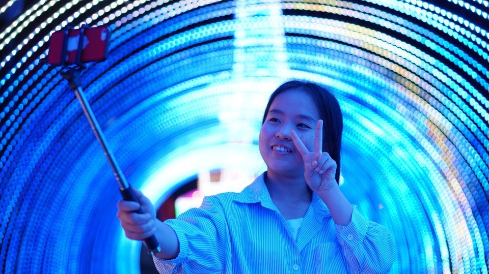 Buổi tối vào Thảo Cầm Viên chụp ảnh… “dải ngân hà” - 2 Địa điểm check-in yêu thích của các bạn trẻ