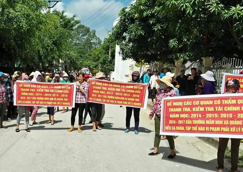 Phụ huynh căng băng rôn đề nghị thanh tra, kiểm tra tài chính nhà trường - 2 Phụ huynh căng băng rôn đề nghị thanh tra, kiểm tra tài chính nhà trường