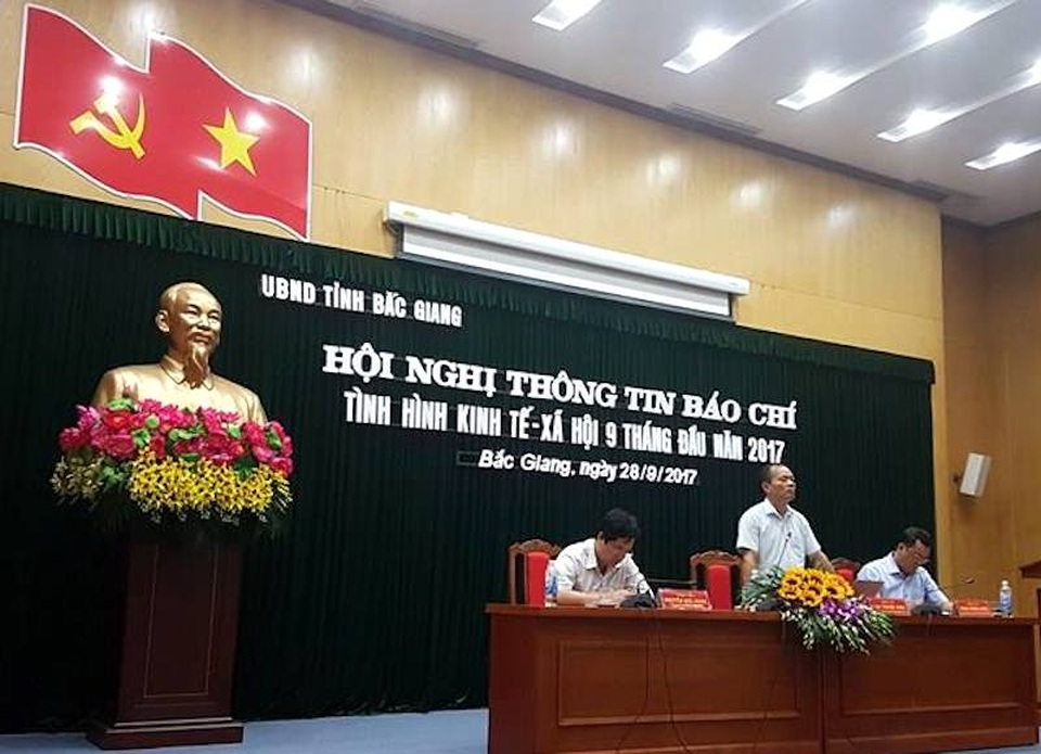 Vụ khởi tố nguyên chủ nhiệm UBKT: Làm rõ, xử nghiêm, không có vùng cấm! - 1
Phó chủ tịch thường trực UBND tỉnh Bắc Giang Lại Thanh Sơn chủ trì buổi làm việc hết sức thẳng thắn, cởi mở, chỉ đạo làm rõ tại chỗ nhiều vấn đề còn nổi cộm trên địa bàn tỉnh Bắc Giang thời gian qua.