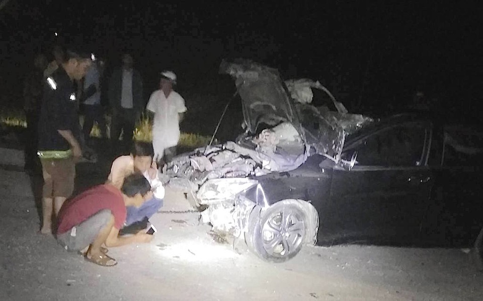 Suýt mất mạng vì dừng xe bên đường đi vệ sinh - 1 Hiện trường vụ tai nạn.