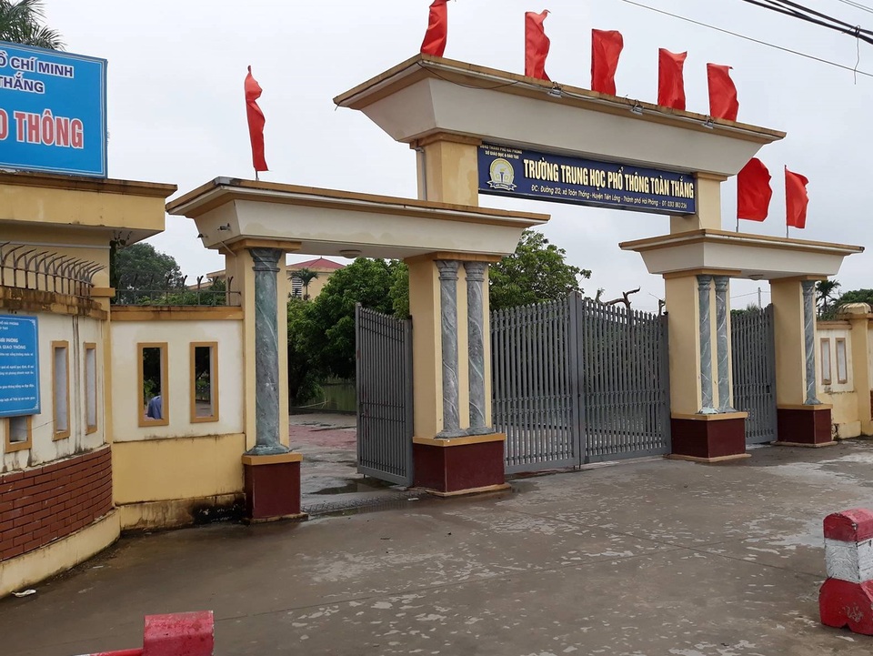 Hải Phòng: Nữ sinh đánh bạn cùng khối phải nhập viện - 1
Nữ sinh lớp 12 trường THPT Toàn Thắng bị bạn cùng khối đánh đã đi học trở lại (ảnh CTV)