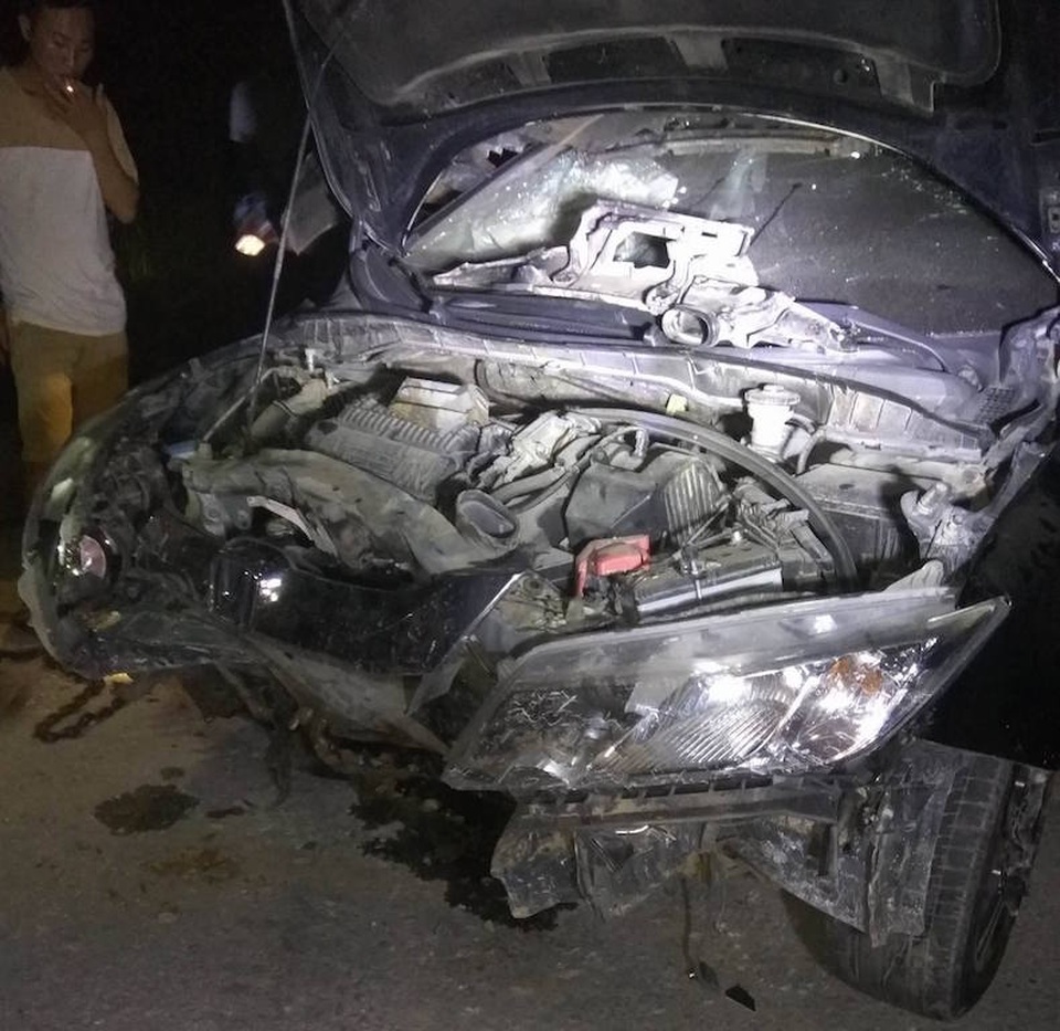 Suýt mất mạng vì dừng xe bên đường đi vệ sinh - 2 Chiếc xe con sau cú đâm xe máy khiến bẹp dúm phần đầu.