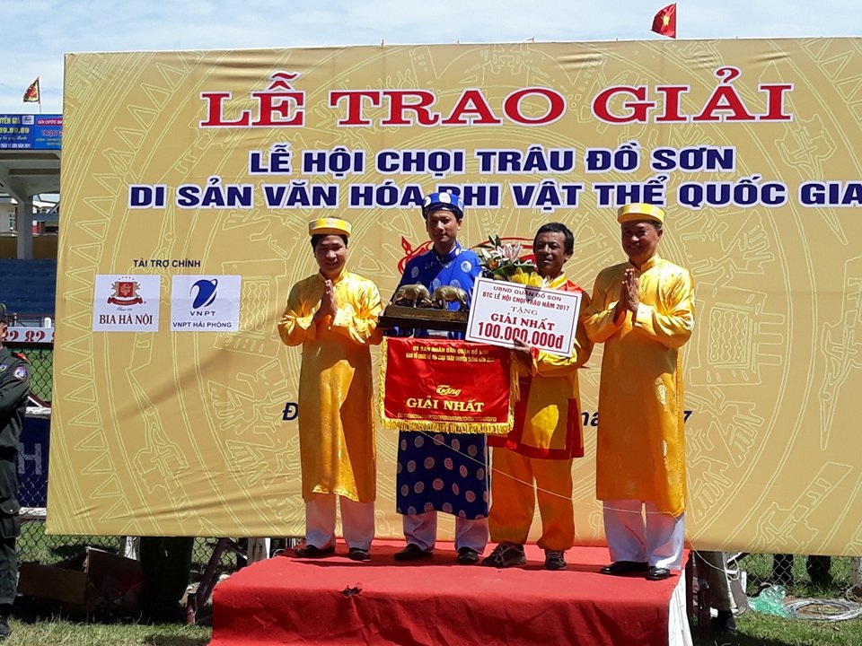 Chung kết Lễ hội chọi trâu Đồ Sơn 2017 diễn ra trong an toàn - 2 Chủ trâu giành chức vô địch nhận phần thưởng