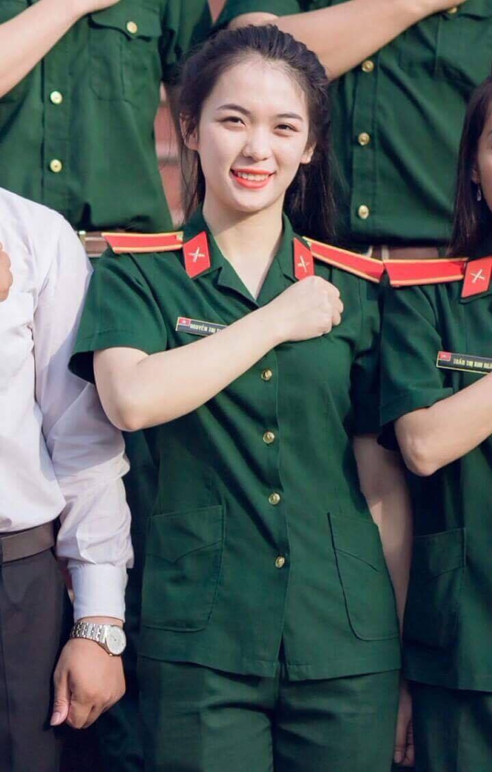 Cô giáo Quốc phòng “vạn người mê” được học trò chăm sóc từng li từng tí - 1 Cô giáo Giáo dục quốc phòng Nguyễn Thị Thu Hồng (trường Trung cấp Sài Gòn)