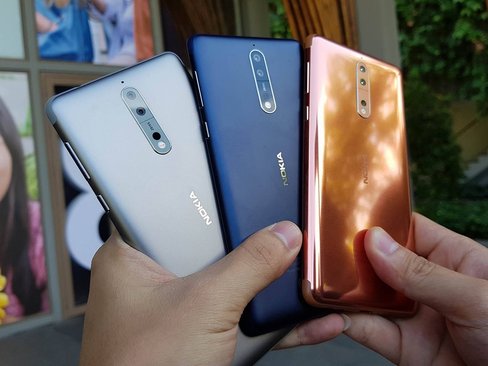 Nokia 8 chính thức ra mắt tại Việt Nam, giá 12,9 triệu đồng - 3 Nokia 8 có 3 màu sắc để lựa chọn. Tuy nhiên giai đoạn đầu chỉ bán ra thị trường Việt 2 màu xám và xanh.