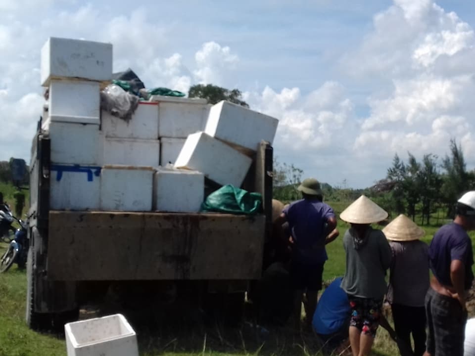 Hàng chục người dân vây bắt xe chở thực phẩm hôi thối - 5