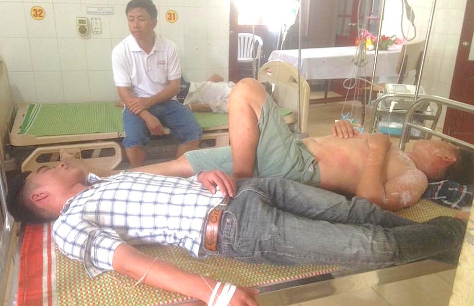 Học sinh chọc tổ ong, 20 người bị đốt - 2 Người dân gần đó cũng bị ong đốt phải nhập viện để truyền nước giải độc.