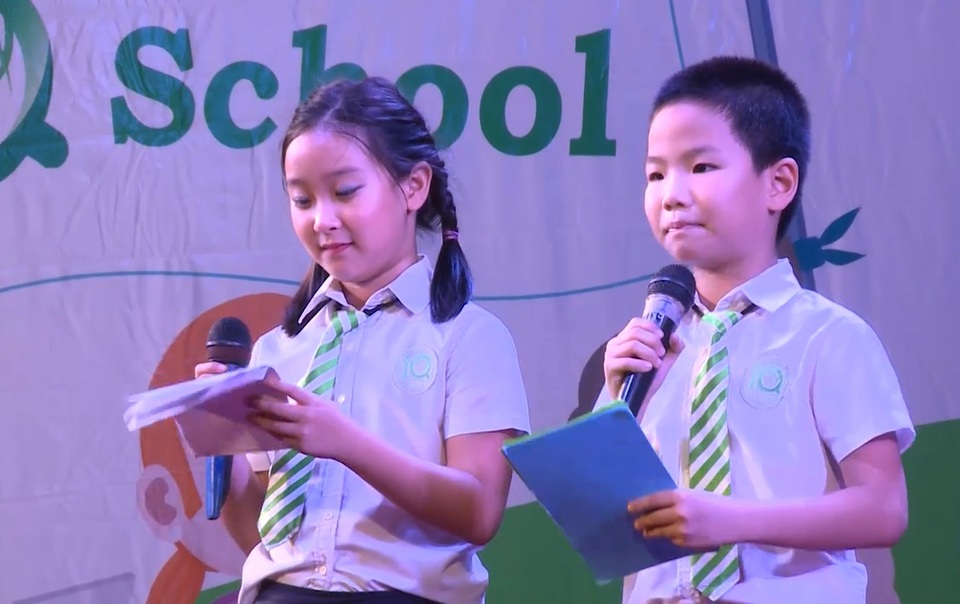 Học sinh IQ School tự tin dẫn chương trình khai giảng bằng tiếng Anh - 3 Học sinh tiểu học của IQ School tự tin dẫn chương trình khai giảng bằng tiếng Anh.