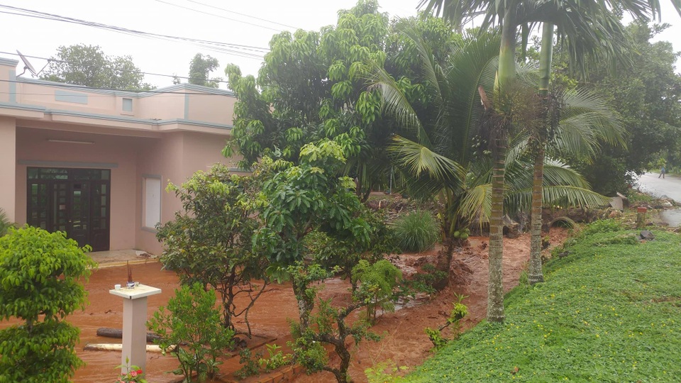 Vỡ đập hồ thủy lợi, nhà dân ngập trong nước - 5 Vỡ đập hồ thủy lợi, nhà dân ngập trong nước - 5