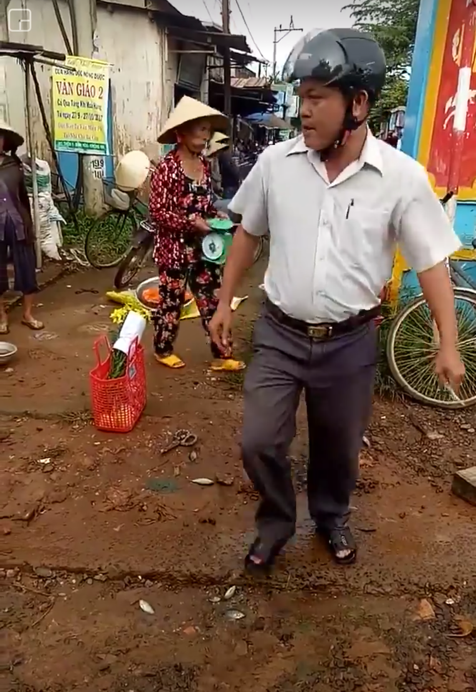 Yêu cầu Trưởng công an xã “sút” đồ phải xin lỗi người dân - 1
Trưởng Công an xã sẽ phải xin lỗi người dân (ảnh cắt từ clip)