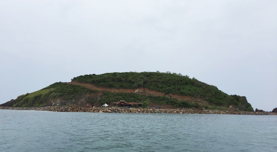 Kiểm tra dự án “xẻ thịt” Hòn Rùa nằm giữa Vịnh Nha Trang - 1 Đảo Hòn Rùa, nằm trên Vịnh Nha Trang bị xẻ một đường dài trên lưng đảo khiến người dân bức xúc