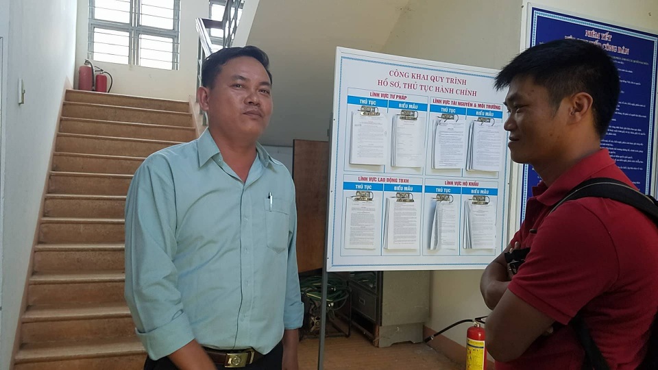 
Ông Lê Tấn Thịnh (áo xanh) thừa nhận hành vi của mình là hơi quá và mong được bỏ qua.
