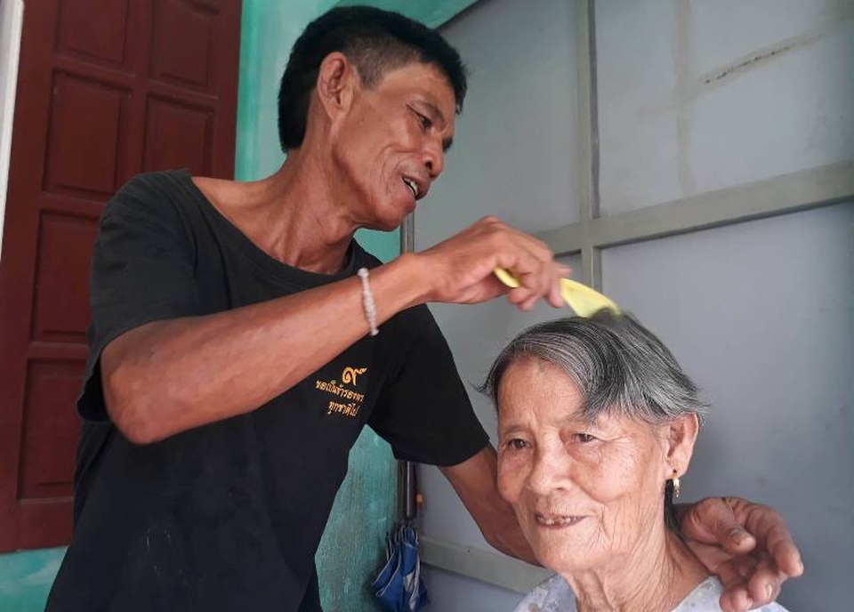 "Liệt sĩ" lưu lạc gần 40 năm tìm được gia đình nhờ... Facebook - 3 Người con trai là liệt sĩ suốt 39 năm chải tóc cho người mẹ già của mình