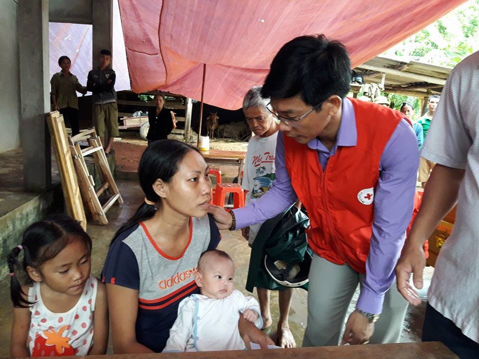 Hai bố con ngủ trên giường bị sét đánh tử vong - 3
Ông Phạm Xuân Thạch - Phó Chủ tịch Hội Chữ thập đỏ tỉnh Nghệ An - thăm hỏi gia đình anh Dinh.