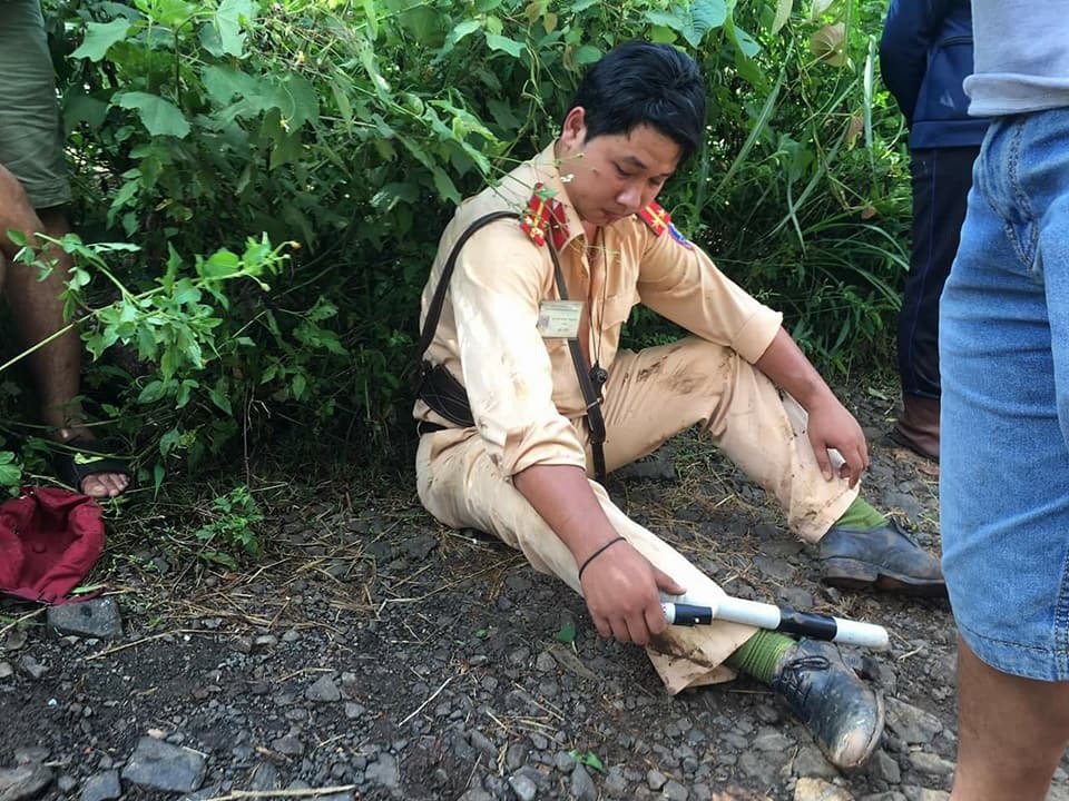 Vi phạm giao thông còn xông vào đánh CSGT - 1
Trung úy Huỳnh Minh Thương bị thương vì bị các đối tượng đánh